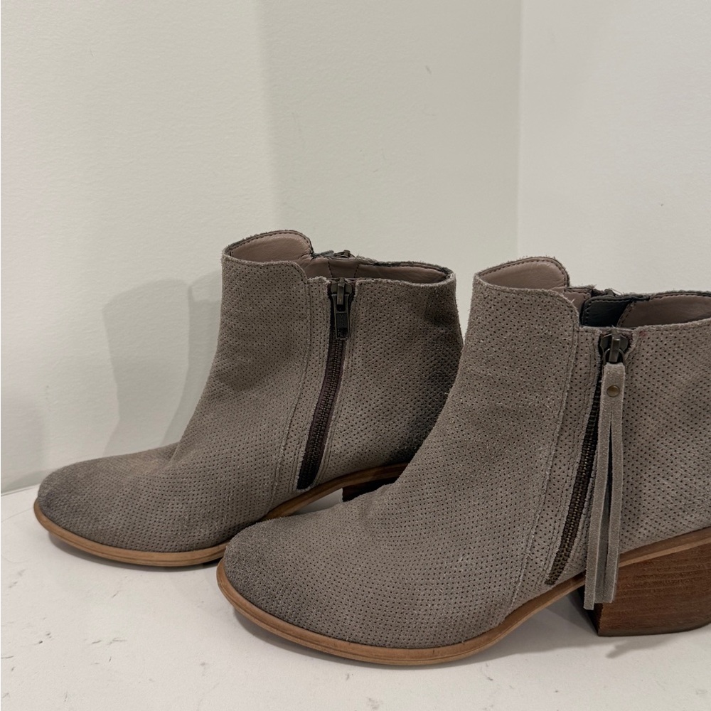 Hinge, Women's beige Ankle Boots